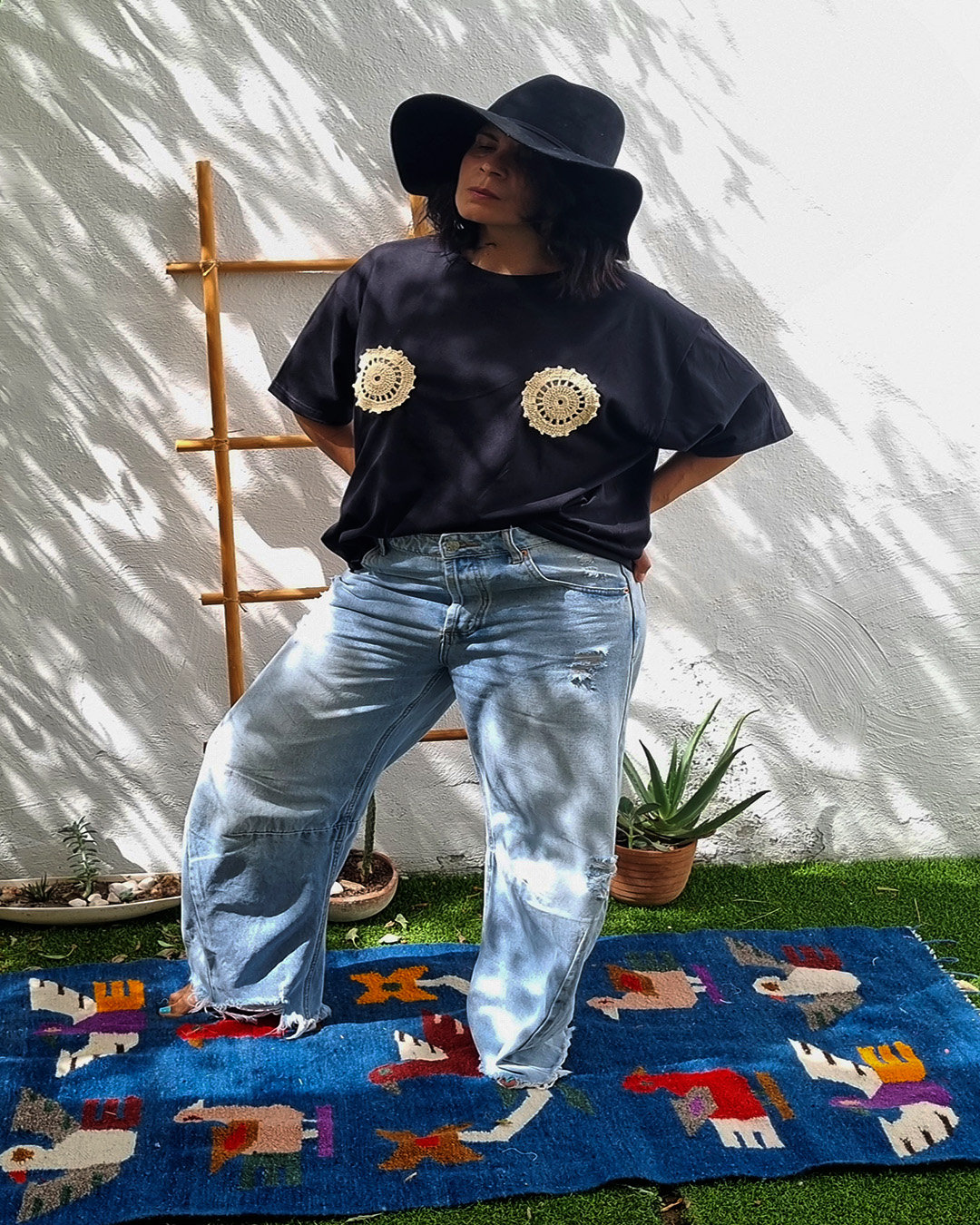 Sugerencia de estilo para blusa estilo camiseta con bordado de flores a crochet