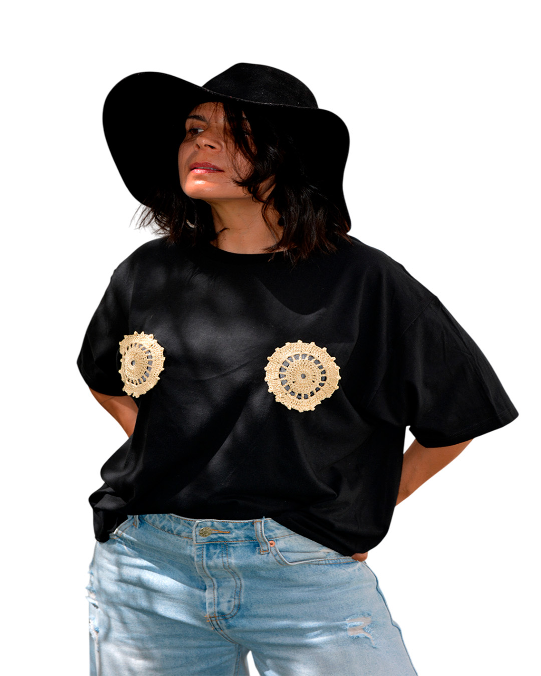 Blusa negra con bordado de crochet