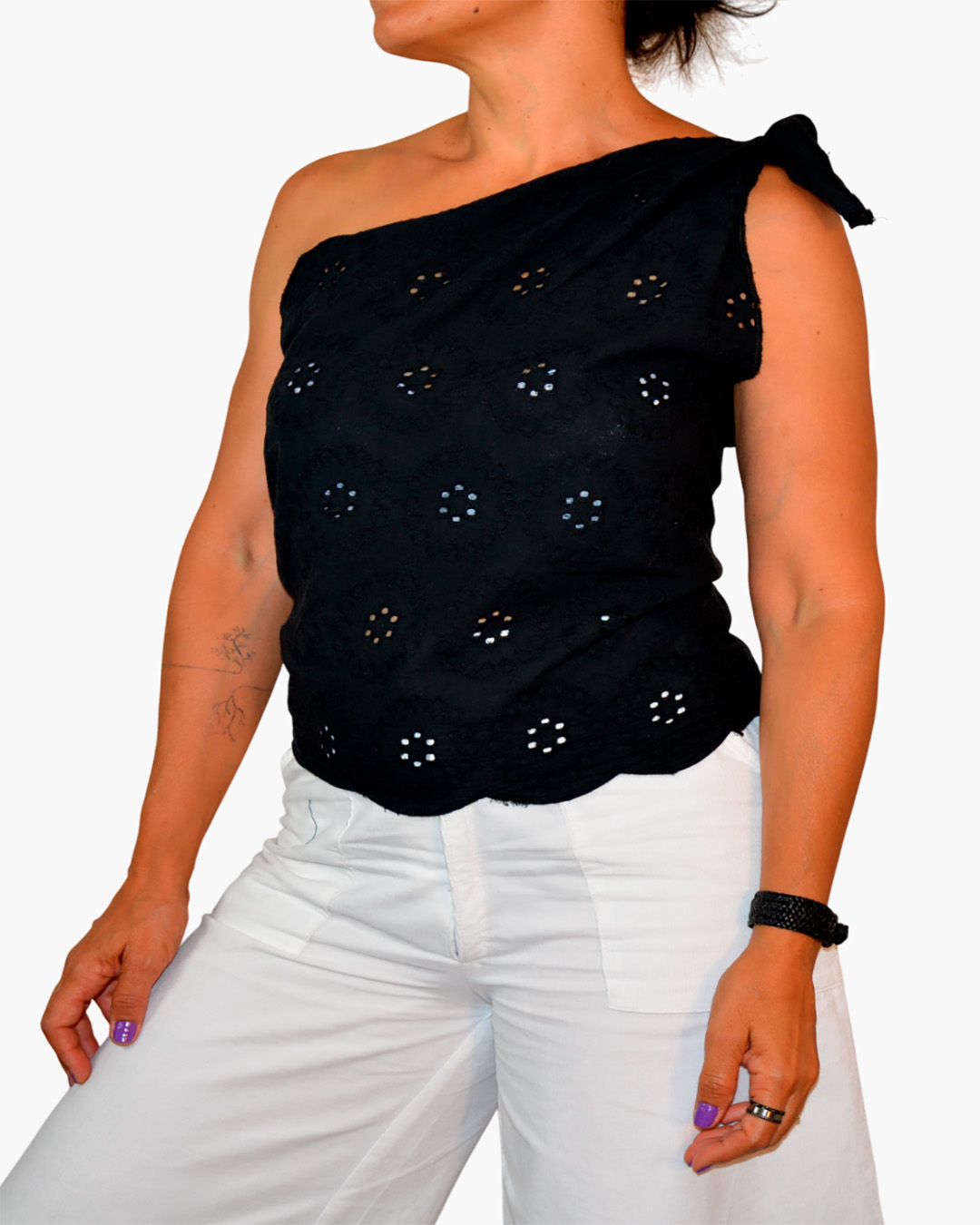 Blusa Negra Asimétrica con Encaje Floral